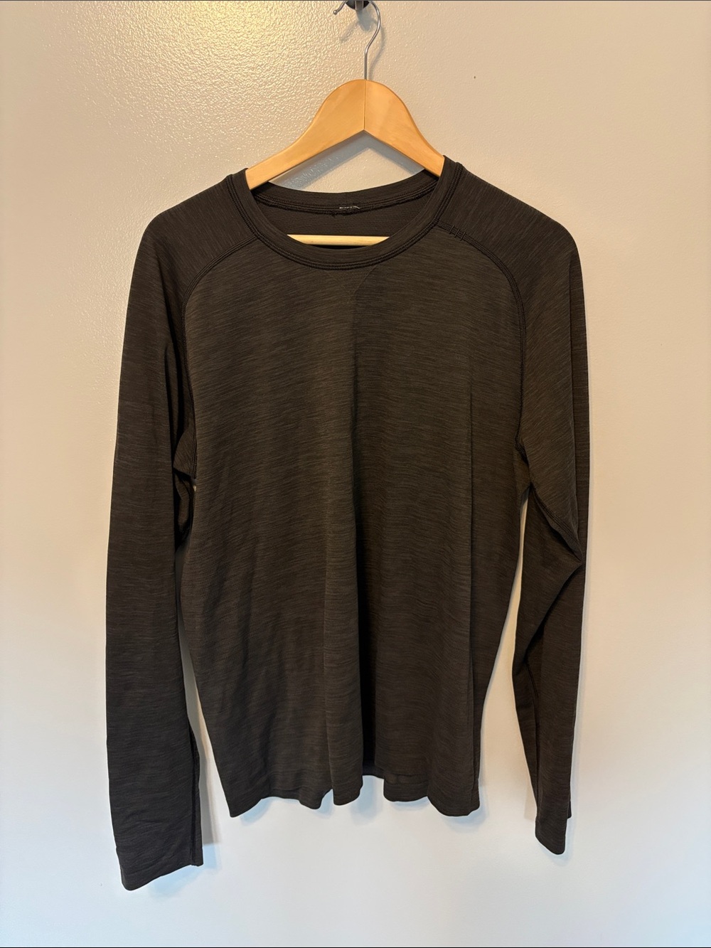 Men's Long-Sleeve Workout Shirt - Charcoal